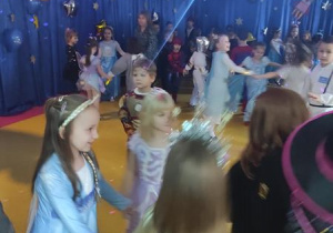 Dzieci podczas zabaw tanecznych.